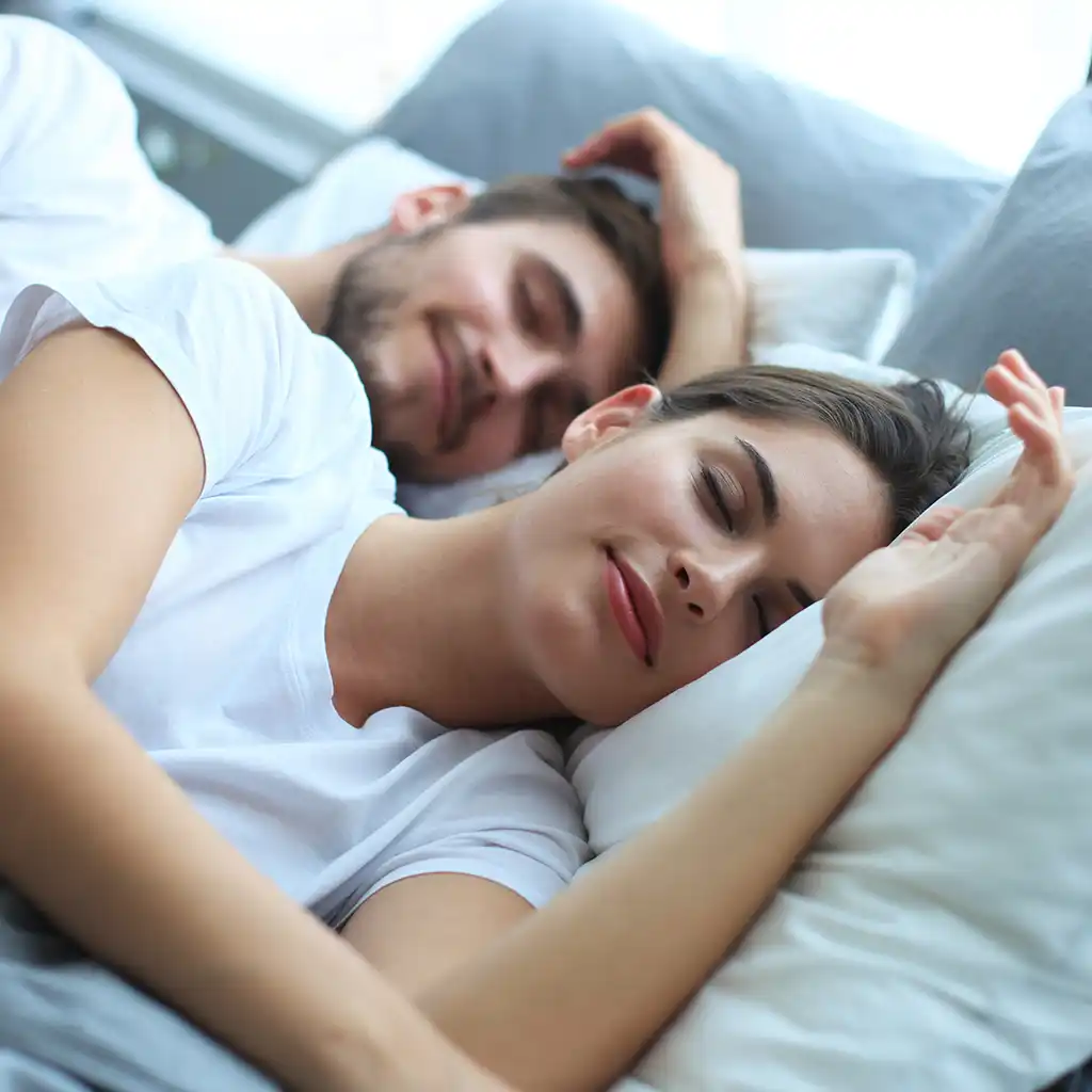 Paar schläft in Appartement